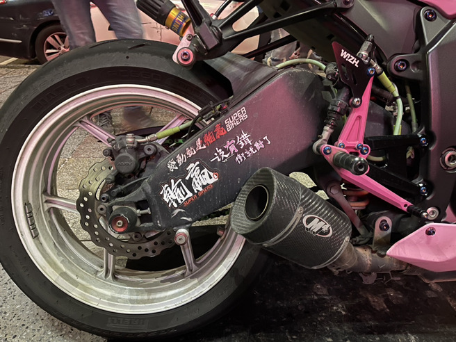 「发动的输赢」这次警方胜，改管猴炸街，噪音扰人惨了。（翻摄画面）