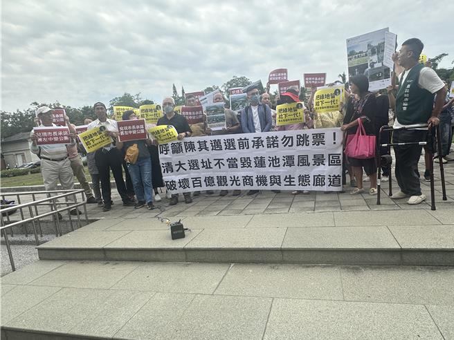 民團9日前往市議會抗議，直指高雄市長陳其邁選前承諾跳票。（楊舒婷攝）
