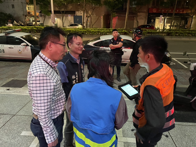 桃园警分局针对改管猴炸街扰人行为，携手环保局、监理单位联合稽查取缔。（翻摄画面）