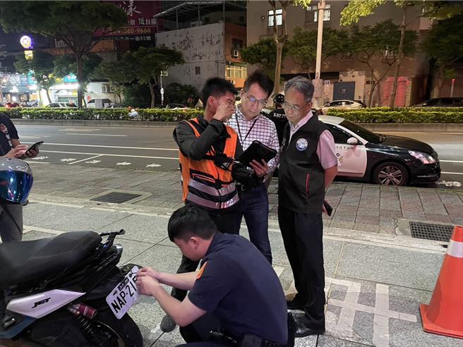 桃园市桃园警分局针对扰人的改管猴炸街行为，5月上旬分别于正光路向阳公园、南平路同德国中、力行路桃园分局前广场等地点，携手环保局、监理单位共同联合稽查取缔噪音车，3场勤务拦查50部，就有33部不合格。（警方提供）