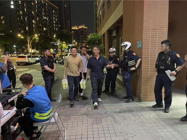 因环、警、监长期执行静桃计画，桃园市议员黄家齐8日晚间带着饮料前往桃园警分局慰劳。（警方提供）