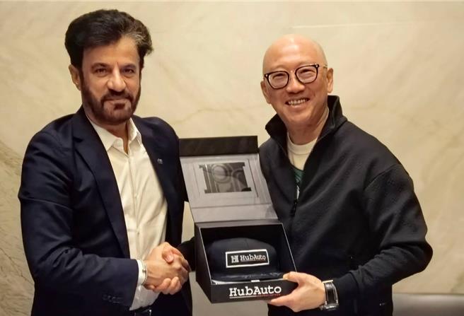 丽宝乐园渡假园区董事长陈志鸿（右）与FiA主席会面，并致赠珍贵的台湾HubAuto车队荣获法国利曼大赛佳绩之车手限量签名帽当见面礼。（丽宝乐园提供）