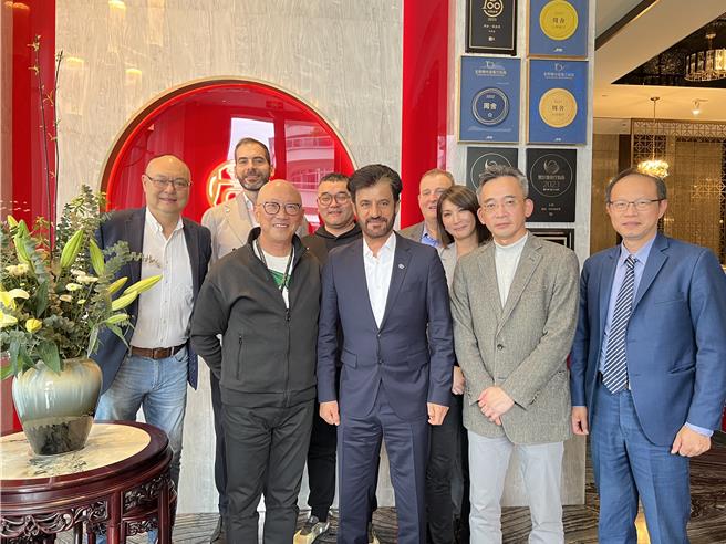 丽宝乐园渡假园区的董事长、中华车会理事长陈志鸿（前排左二）率领团队与FiA主席Mr. Mohammed Ben Sulayem（前排右三）进行交流。（丽宝乐园提供）