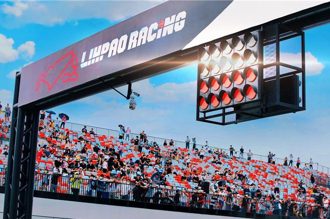 G2赛道的户外看台区3200个座位，让喜爱超跑、重机的粉丝能现场体验国际级赛事的热血快感。（丽宝乐园提供）
