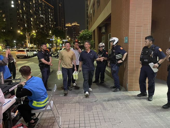 桃园市议员黄家齐带饮料当场慰问。（翻摄画面）