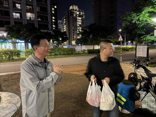 桃园市议员于北辰准备消夜到场慰问。（翻摄画面）