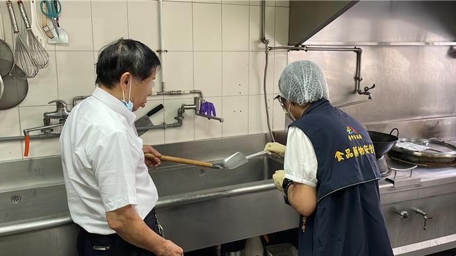 新北国小到台中新社校外教学，未料发生疑似食物中毒案，台中市食安处获报后立即前往提供餐盒的食品公司稽查。（台中市卫生局提供／冯惠宜台中传真）