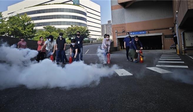 桃园市消防局第一大队大林分队8日下午至宏达国际电子股份有限公司办理防火防灾训练，透过近年强调ESG企业永续发展精神，结合防火防灾训练强化灾时应变及復原，减少因灾害营运中断带来的影响，为永续发展增加韧性。（消防提供）