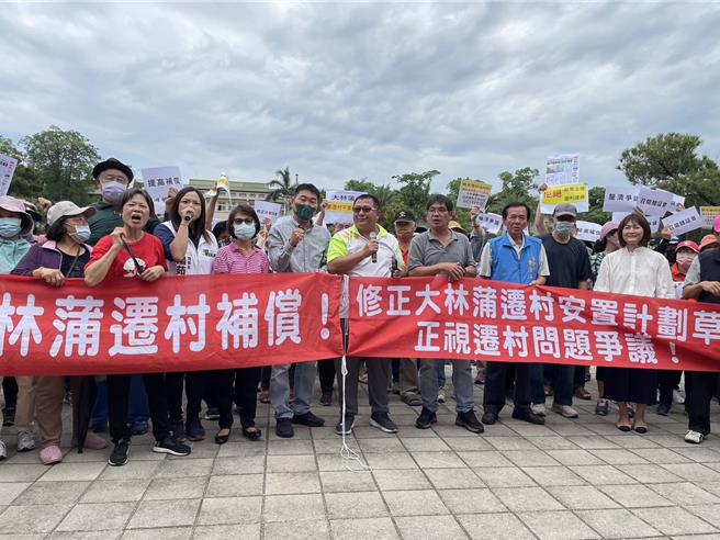 高雄小港区大林蒲迁村案争议未平，在地里长9日率约300位居民前往高市议会陈情，表达对于大林蒲迁村计画草案的不满，要求高市府正视迁村草案中对于世居居民不公平之处。（洪浩轩摄）