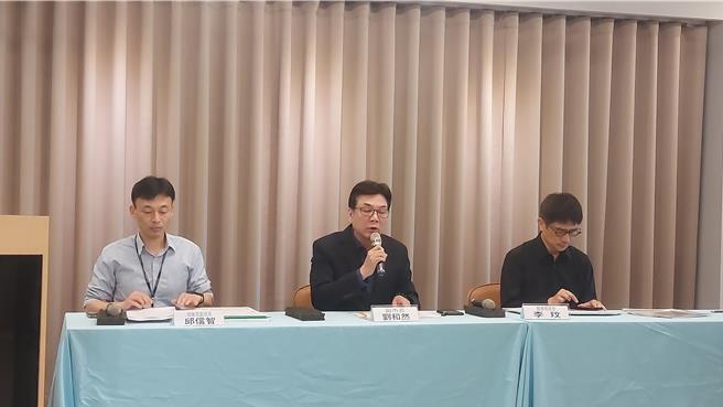 新北市副市长刘和然（中）率领农业局长李玟（右）与城乡发展局副局长邱信智（左）举行记者会。（张铠乙摄）