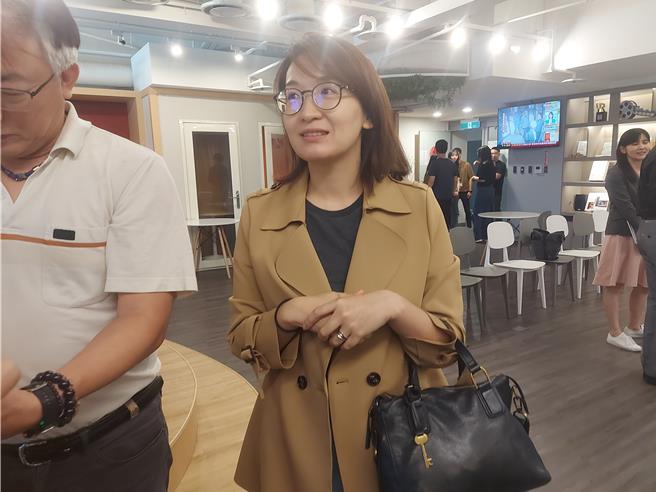 民进党新北市议员顏蔚慈（中）也到场关心。（张铠乙摄）