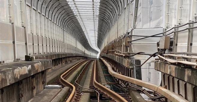 新北環狀線在歷經0403地震後出現受損的情況，初估需要4.42億元的維修費用。對此台北市長蔣萬安與新北市長侯友宜皆表示，現階段就是雙北合作趕快把環狀線修好，相關責任釐清之後依照合約走，該怎麼處理就怎麼處理。（本報資料照片）