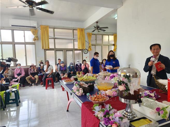 澎湖新設置失智服務據點9日揭幕，今年3月上任的社會處長周柏雅（右）手持請柬現身卻嘸人識，直到自我介紹後，大家才知道。（許逸民攝）