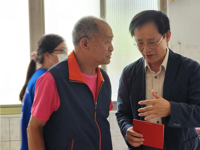 澎湖新設置失智服務據點9日揭幕，今年3月上任的社會處長周柏雅（右）現身卻無人識。開幕結束後，請柬仍不離手的周柏雅還主動拜會現場的鎖港里長蔡成火（左）。（許逸民攝）