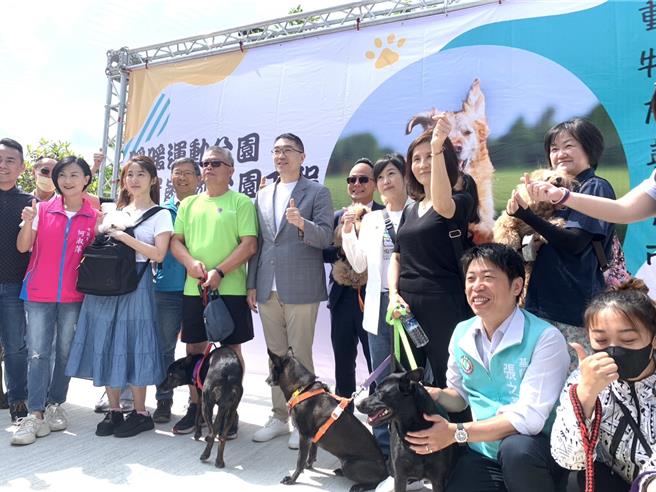 基隆市首座的寵物公園9日於暖暖運動公園內啟用。基隆市長謝國樑（前排左五）及議長童子瑋（前排左六）與多位議員出席開幕典禮。謝國樑表示，將會評估設立第二座寵物公園。（徐佑昇攝）