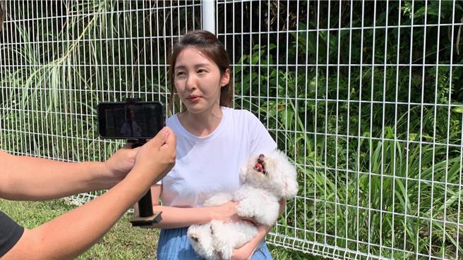 基隆市首座的寵物公園9日於暖暖運動公園內啟用。民眾分享有寵物公園可以安心讓毛小孩放電。（徐佑昇攝）