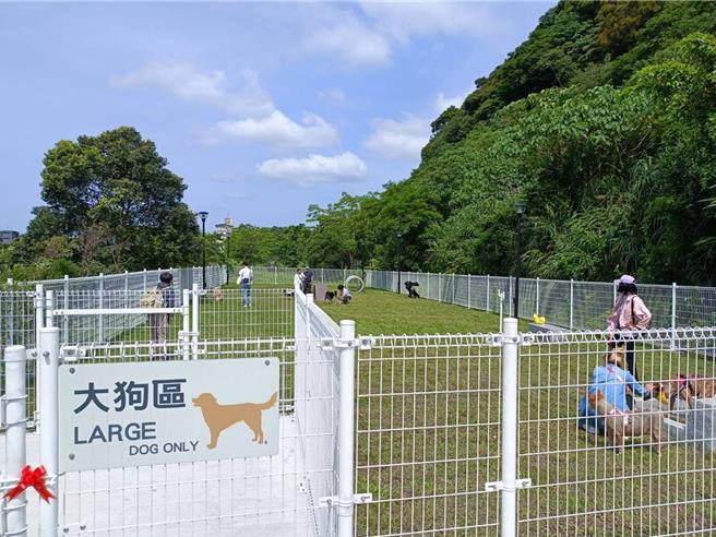 基隆市首座的寵物公園9日於暖暖運動公園內啟用。依照狗狗習性與安全，分為大狗區及小狗區。（徐佑昇攝）