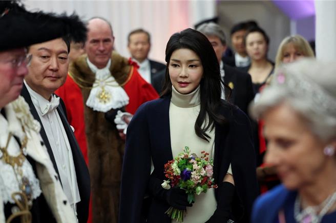 韩国总统尹锡悦9日就夫人金建希收受名牌包一事，向国民致歉。（路透社）