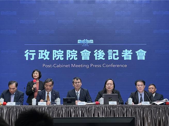 數位部加強網路平台廣告業者管控，明定業者應指定我國境內法律代表，未遵守政府規範的反詐作為，將有三階段懲處，其一是最高2500萬罰則，另兩個較重大懲處，將經專家研議進行「流量管制」或「阻擋連結」。（蔡雯如攝）