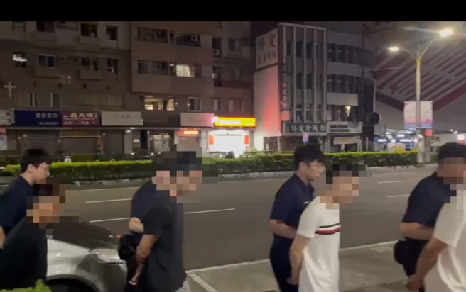 喝酒起衝突！三重街头深夜「6打1」，3小内全落网。(张铠乙翻摄)