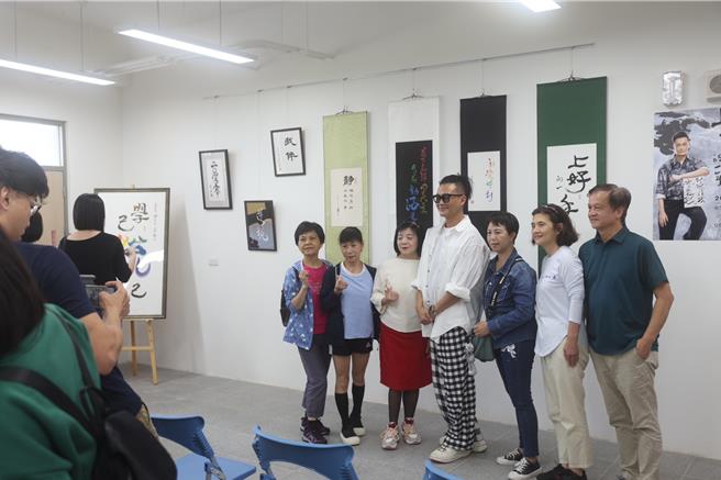 林俊逸在桃园文青国中小学举办书法展。（媒体栈提供）