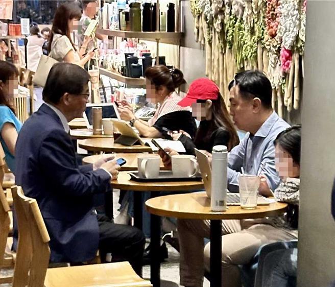 国民党立委王鸿薇爆料，准交通部长、现任行政院秘书长李孟谚（左）在4月23日时，跟远东航空前董事长张纲维的律师（右）见面喝咖啡，质疑「时间点如此微妙，启人疑窦」。对此，李孟谚驳斥是「子虚乌有」。（取自王鸿薇脸书）