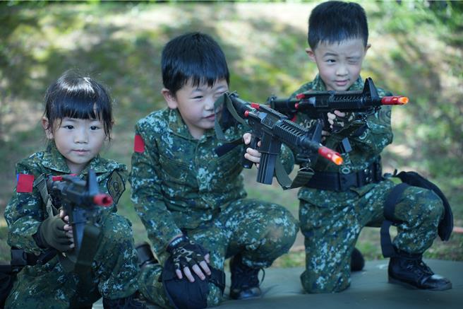 金管处「小兵日记儿童军事体验营」自推出以来广受地区家长们的欢迎，内容以环境教育为主轴，结合儿童军事体验活动，鼓励孩子多元探索。(图／金管处提供)