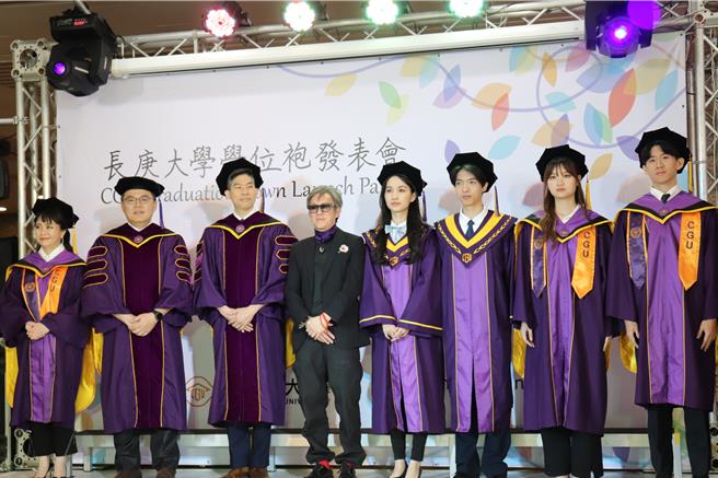 长庚大学首次制作专属学位袍，由宇璟设计公司、「高级订制服教父」设计师方国强操刀，採用学校双代表色紫色及金黄色，融入具有勤劳朴实校训意涵的稻穗图腾，呈现长庚大学独一无二的品牌特色。为此，校方9日中午办理「新装」走秀，3款新式学位袍同时发表亮相，新颖风格与订制服的高质感设计，让与会贵宾及师生皆感惊艷。（赖佑维摄）