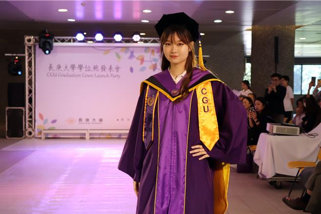 长庚大学首次制作专属学位袍，由宇璟设计公司、「高级订制服教父」设计师方国强操刀，採用学校双代表色紫色及金黄色，融入具有勤劳朴实校训意涵的稻穗图腾，呈现长庚大学独一无二的品牌特色。为此，校方9日中午办理「新装」走秀，3款新式学位袍同时发表亮相，新颖风格与订制服的高质感设计，让与会贵宾及师生皆感惊艷。（赖佑维摄）