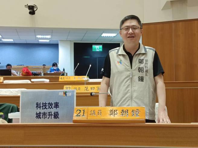 新竹县议员郑朝钟关心县府数位平台优化进度。（邱立雅摄）