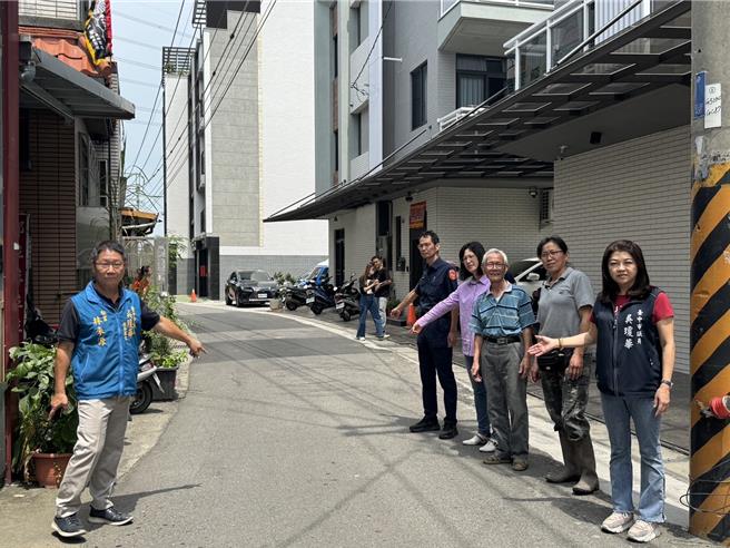 台中市乌日区庆光路868巷108弄路幅不足6米，周边住户家中又有孩童，却常有大卡车、联结车往来，不仅声音影响居民生活，更担心发生危险，台中市议员吴琼华9日邀集相关单位会勘讨论解方。（潘虹恩摄）
