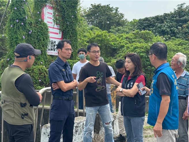 台中市乌日区庆光路868巷108弄路幅不足6米，周边住户家中又有孩童，却常有大卡车、联结车往来，台中市议员吴琼华邀集相关单位会勘讨论解方。（潘虹恩摄）