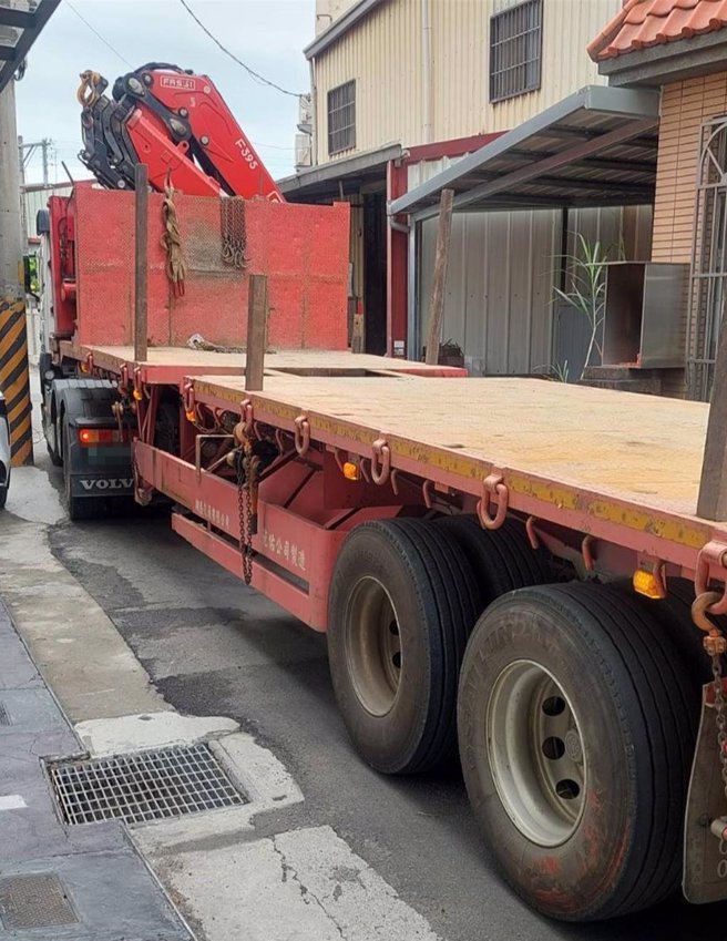 台中市乌日区庆光路868巷108弄路幅不足6米，周边住户家中又有孩童，却常有大卡车、联结车往来，不仅声音影响居民生活，更担心发生危险，向台中市议员吴琼华陈情。（民眾提供／潘虹恩台中传真）