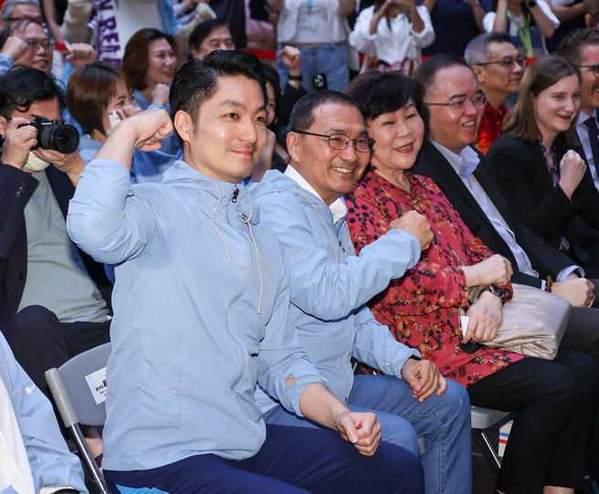 台北市長蔣萬安（左前起）與新北市長侯友宜9日出席世壯運吉祥物記者會，並一同比出強壯姿勢。（羅永銘攝）
