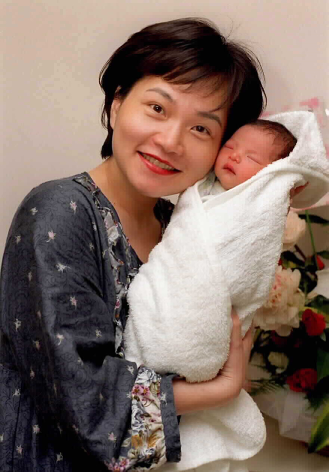 沈春華過去和剛出生的女兒合照。（圖／中時資料照）