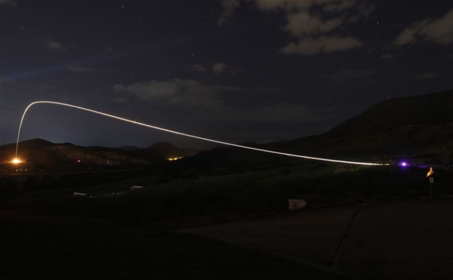 標槍飛彈射擊光軌。( 青年日報提供 )