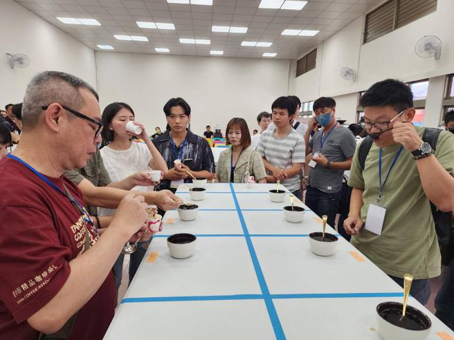 咖啡業者品嚐東山咖啡 (圖片來源：台南農業局提供)