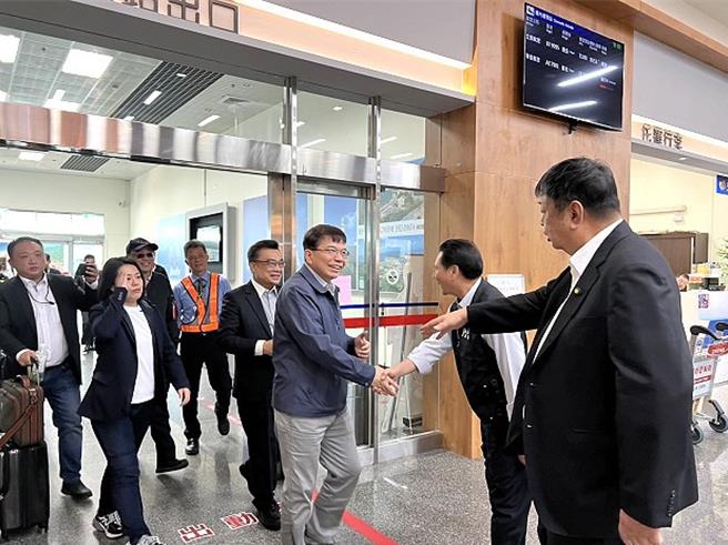 立法院交通委员会马祖交通建设考察团由召委陈雪生领军，随行委员有林国成、邱若华，8日上午在交通部长王国材陪同下搭机抵达马祖。（翻摄马祖日报）