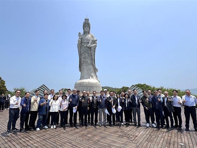考察团一行先到妈祖宗教文化园区参观，前往马港天后宫上香参拜。（翻摄马祖日报）