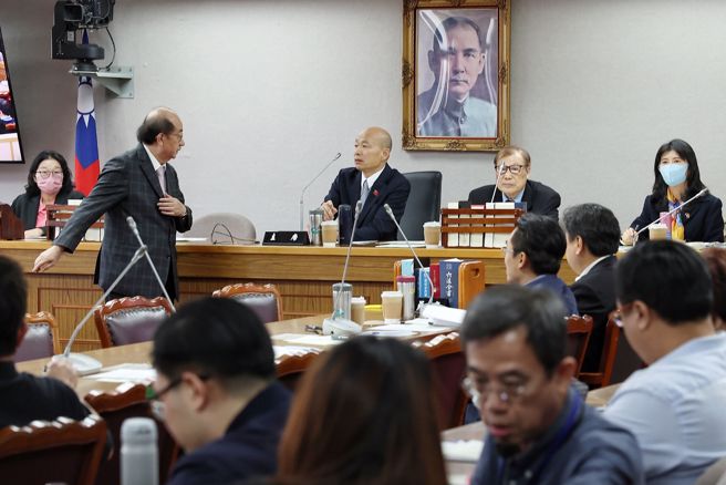 立法院长韩国瑜（中）主持朝野协商。（资料照/杜宜谙摄）