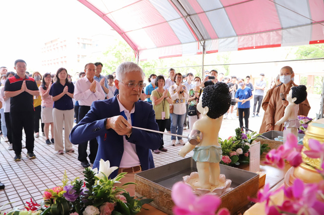佛光山圓福寺在佛誕節前舉辦浴佛祈福活動，並於5月8日在南華大學無盡圖書館前設置浴佛區。(照片/南華大學提供)