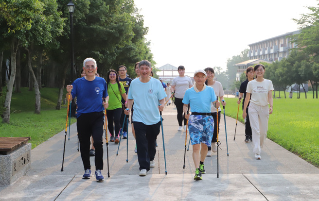 為鼓勵教職員在校園規律運動促進健康，高俊雄一上任即提倡每週三訂為「南華樂活日」。(照片/南華大學提供)