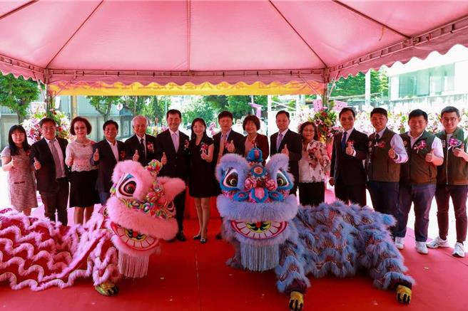 家登集团今（9）日于新北市土城区举办上梁典礼，预计兴建地上7层、地下3层的「试量产研发中心」。（新北市经发局提供）