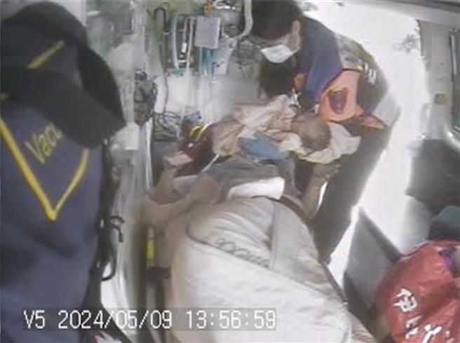 台南新营6宝妈急产 消防人员抵达现场接生成功，后续将母女两人送往医院。（读者提供／张毓翎台南传真）