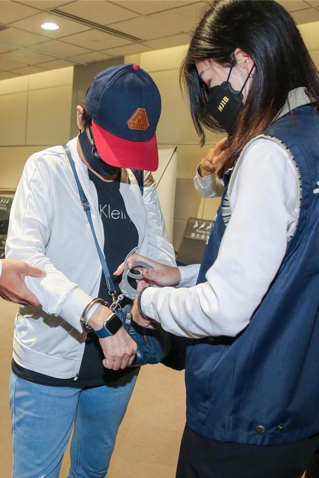 李陈妙音是泰国蓝海公司负责人，自2016年至2018年间非法吸取资金逾6亿元泰铢，涉嫌违反银行法。调查局与泰国执法机关合作协缉，于5月9日下午自泰国曼谷将外逃通缉犯李陈妙音追缉返台，调查局人员在李陈妙音下机后，在登机门口向她宣读权利义务后上铐。（陈麒全摄）