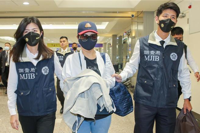 李陈妙音是泰国蓝海公司负责人，自2016年至2018年间非法吸取资金逾6亿元泰铢，涉嫌违反银行法。调查局与泰国执法机关合作协缉，于5月9日下午自泰国曼谷将外逃通缉犯李陈妙音追缉返台，调查局人员在李陈妙音下机后，在登机门口向她宣读权利义务后上铐。（陈麒全摄）