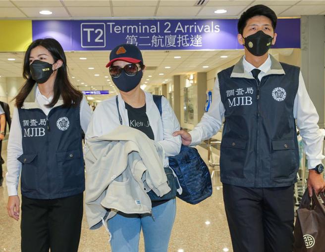 李陈妙音是泰国蓝海公司负责人，自2016年至2018年间非法吸取资金逾6亿元泰铢，涉嫌违反银行法。调查局与泰国执法机关合作协缉，于5月9日下午自泰国曼谷将外逃通缉犯李陈妙音追缉返台，调查局人员在李陈妙音下机后，在登机门口向她宣读权利义务后上铐。（陈麒全摄）