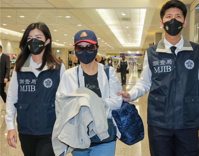 李陈妙音是泰国蓝海公司负责人，自2016年至2018年间非法吸取资金逾6亿元泰铢，涉嫌违反银行法。调查局与泰国执法机关合作协缉，于5月9日下午自泰国曼谷将外逃通缉犯李陈妙音追缉返台，调查局人员在李陈妙音下机后，在登机门口向她宣读权利义务后上铐。（陈麒全摄）