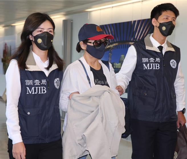 李陈妙音是泰国蓝海公司负责人，自2016年至2018年间非法吸取资金逾6亿元泰铢，涉嫌违反银行法。调查局与泰国执法机关合作协缉，于5月9日下午自泰国曼谷将外逃通缉犯李陈妙音追缉返台，调查局人员在李陈妙音下机后，在登机门口向她宣读权利义务后上铐。（陈麒全摄）