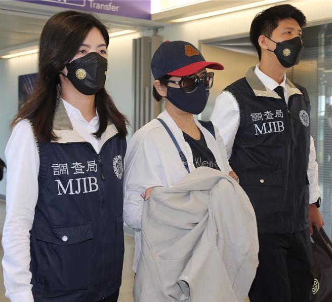 李陈妙音是泰国蓝海公司负责人，自2016年至2018年间非法吸取资金逾6亿元泰铢，涉嫌违反银行法。调查局与泰国执法机关合作协缉，于5月9日下午自泰国曼谷将外逃通缉犯李陈妙音追缉返台，调查局人员在李陈妙音下机后，在登机门口向她宣读权利义务后上铐。（陈麒全摄）